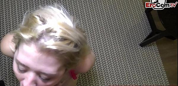  junge blonde schülerin dreht ihren ersten porno mit einem user pov